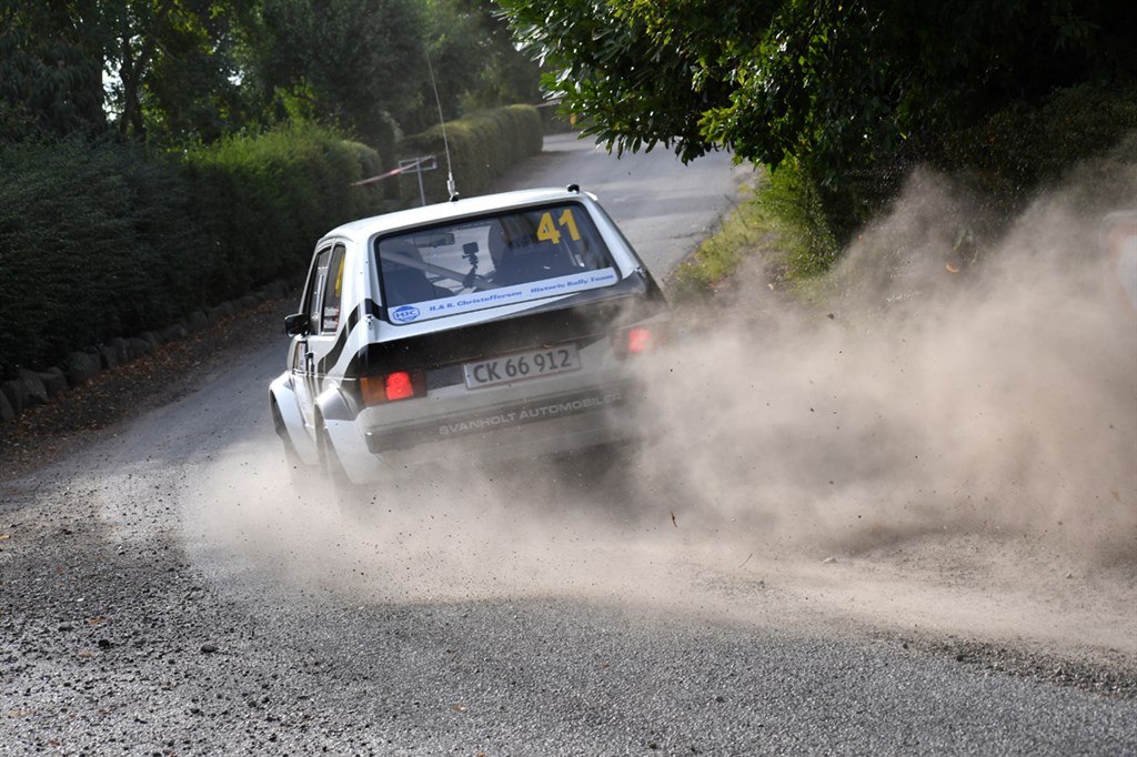 Brødrene Henning og René Christoffersen i deres zebra-stribede VW Golf på vej mod endnu en klassesejr og for an den gang i træk.